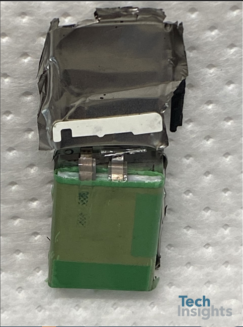 图6:拆卸苹果的形象看系列7(41毫米)的电池后打开金属袋。