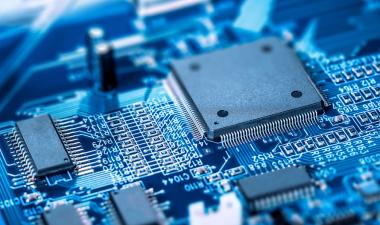 仍然是炎热和绿色，但乌云若隐若现……