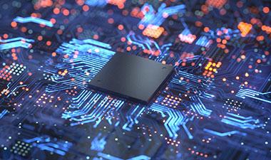 天气炎热潮湿，但远处的云层威胁着上升